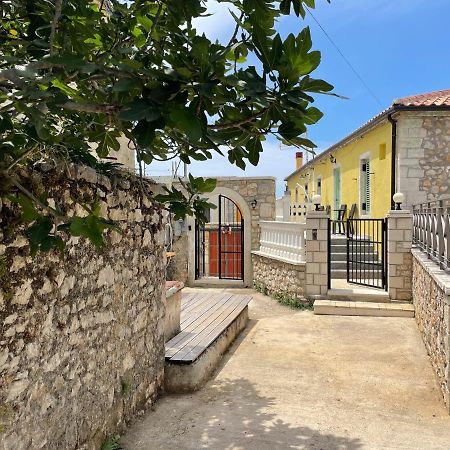 Mpolanos Guesthouse Himare Eksteriør bilde