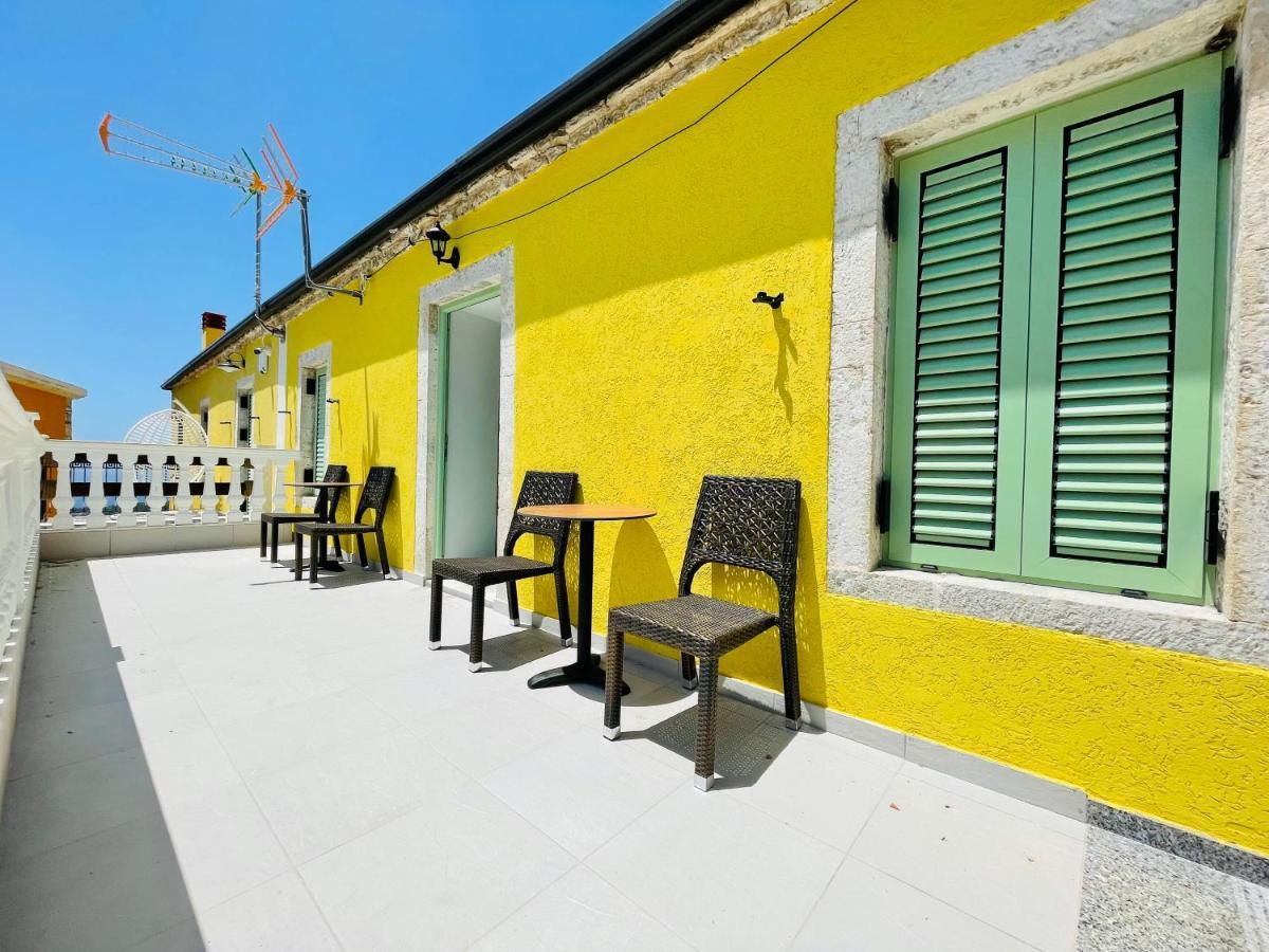 Mpolanos Guesthouse Himare Eksteriør bilde