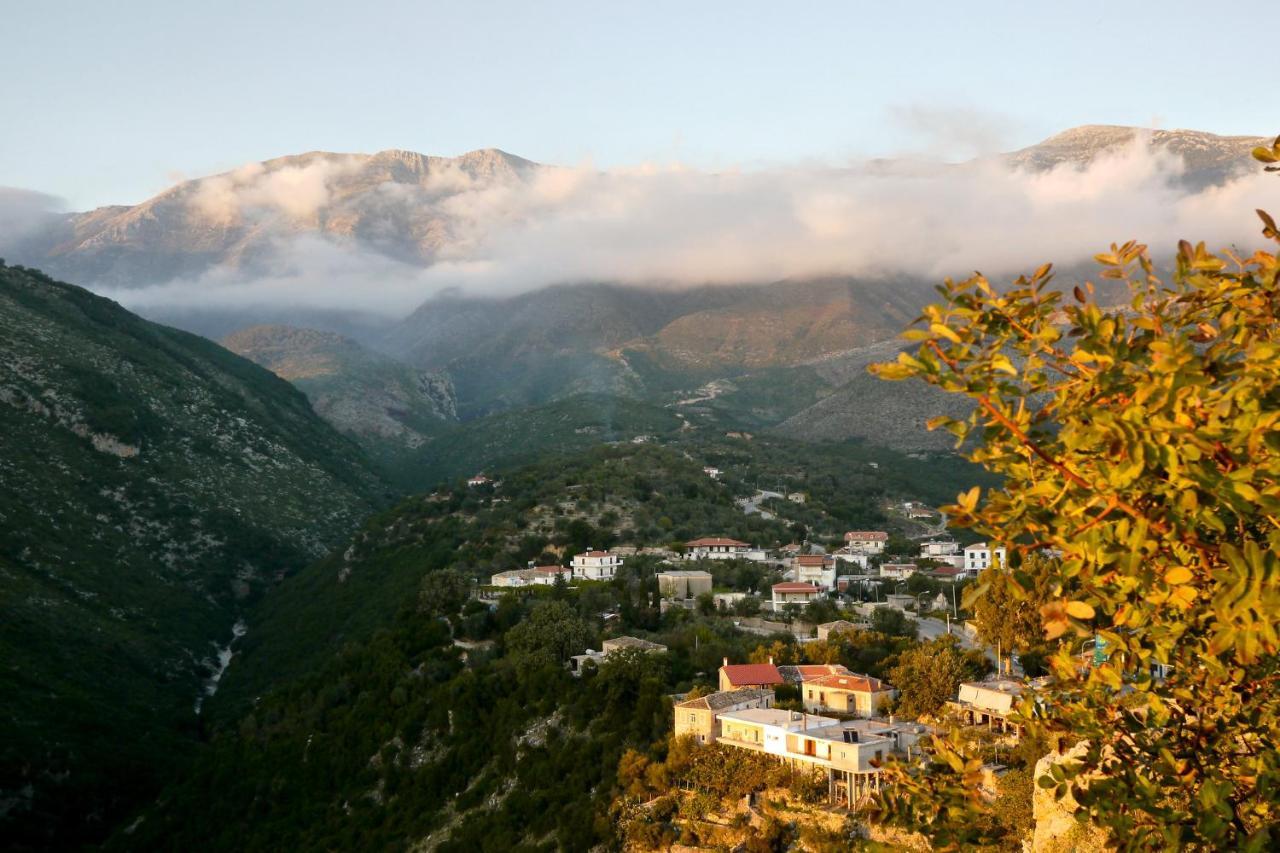 Mpolanos Guesthouse Himare Eksteriør bilde