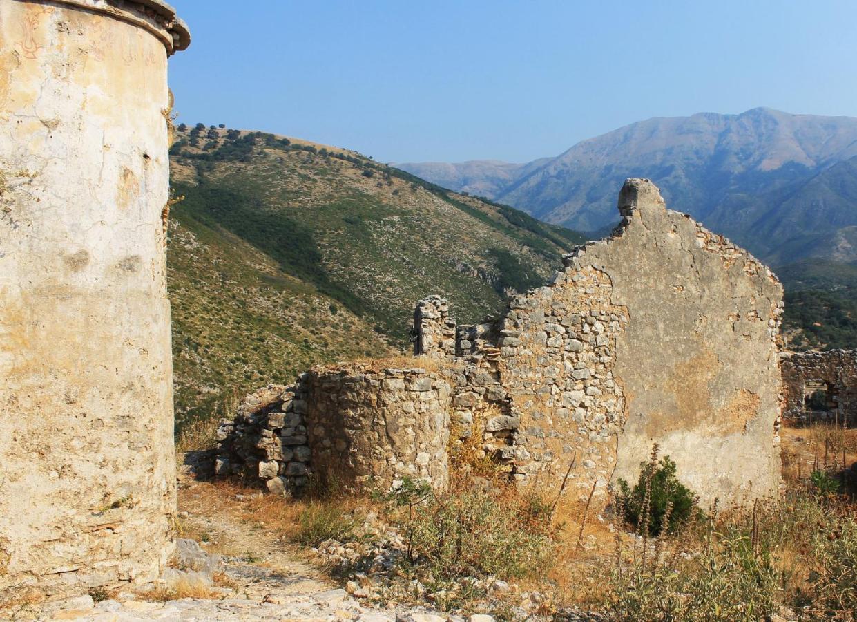 Mpolanos Guesthouse Himare Eksteriør bilde
