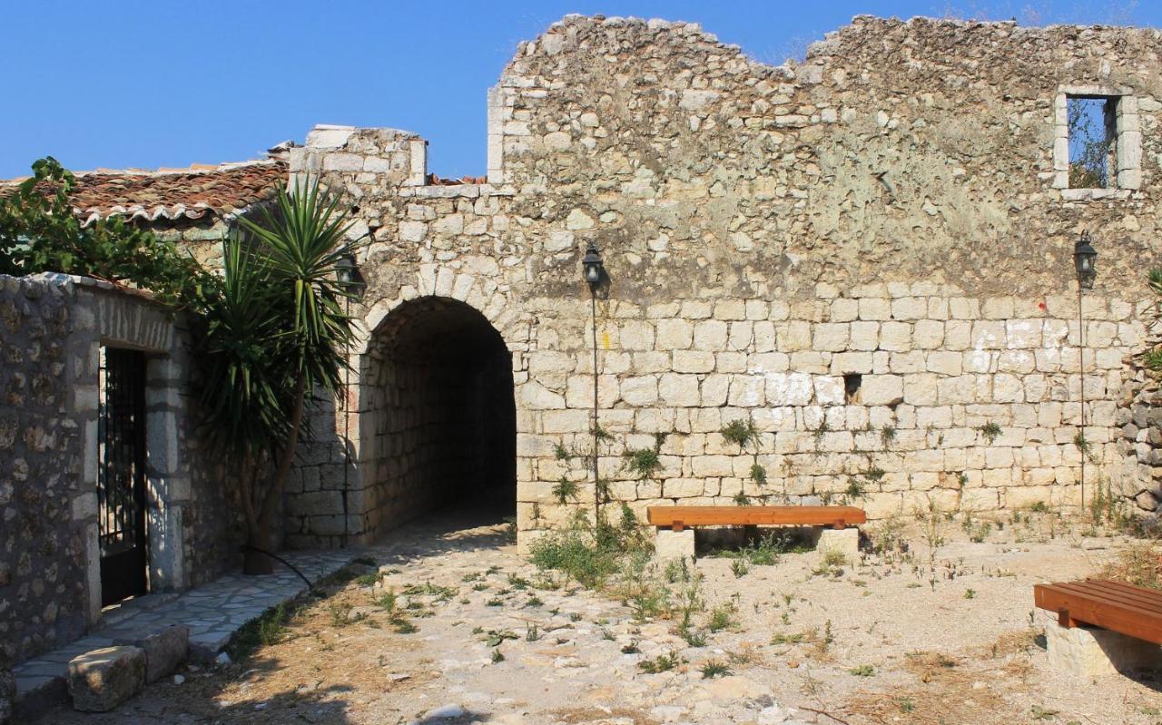 Mpolanos Guesthouse Himare Eksteriør bilde