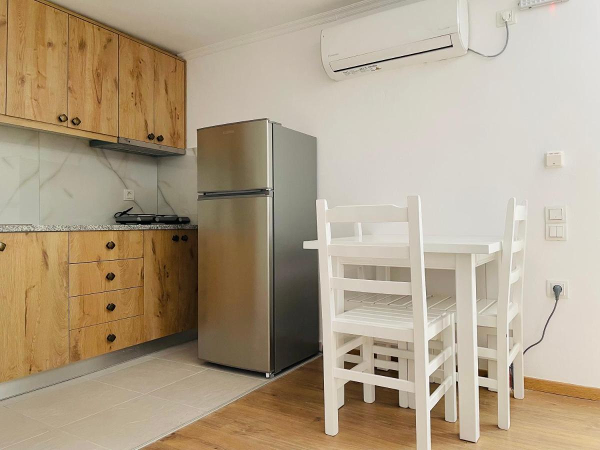 Mpolanos Guesthouse Himare Eksteriør bilde