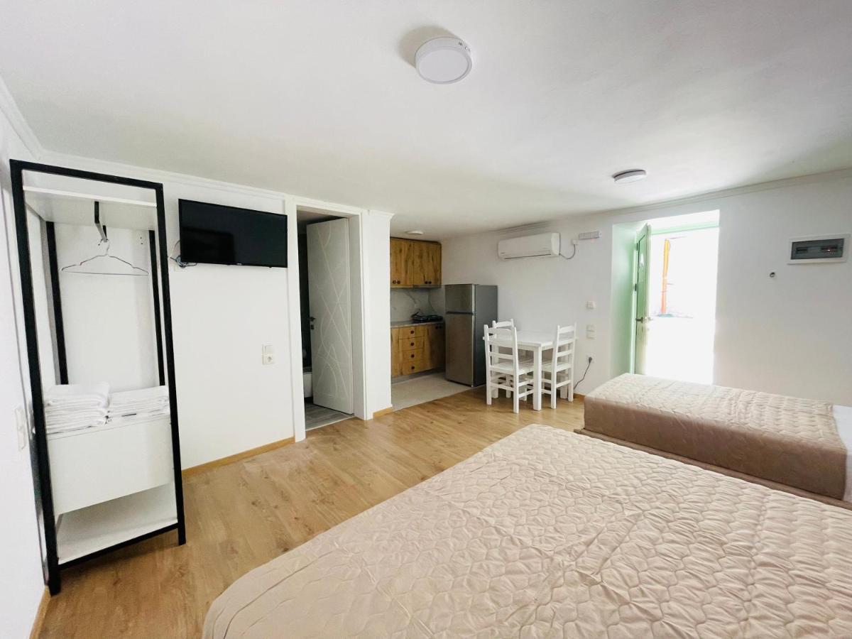 Mpolanos Guesthouse Himare Eksteriør bilde
