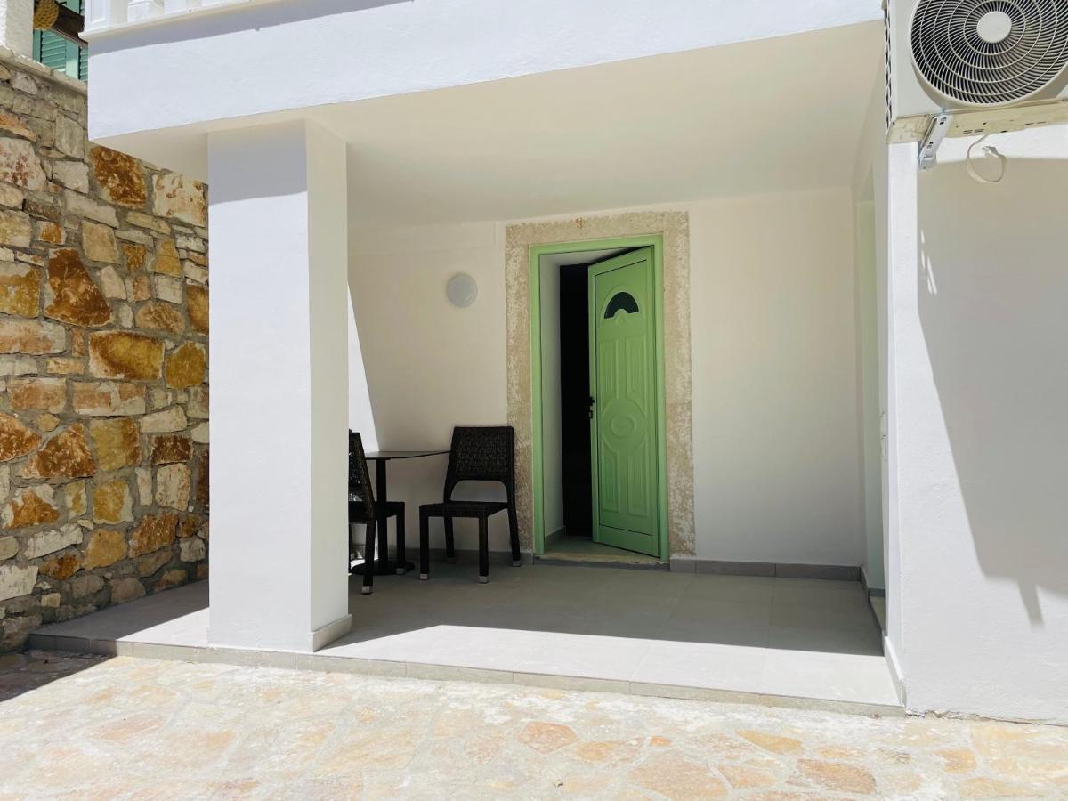 Mpolanos Guesthouse Himare Eksteriør bilde