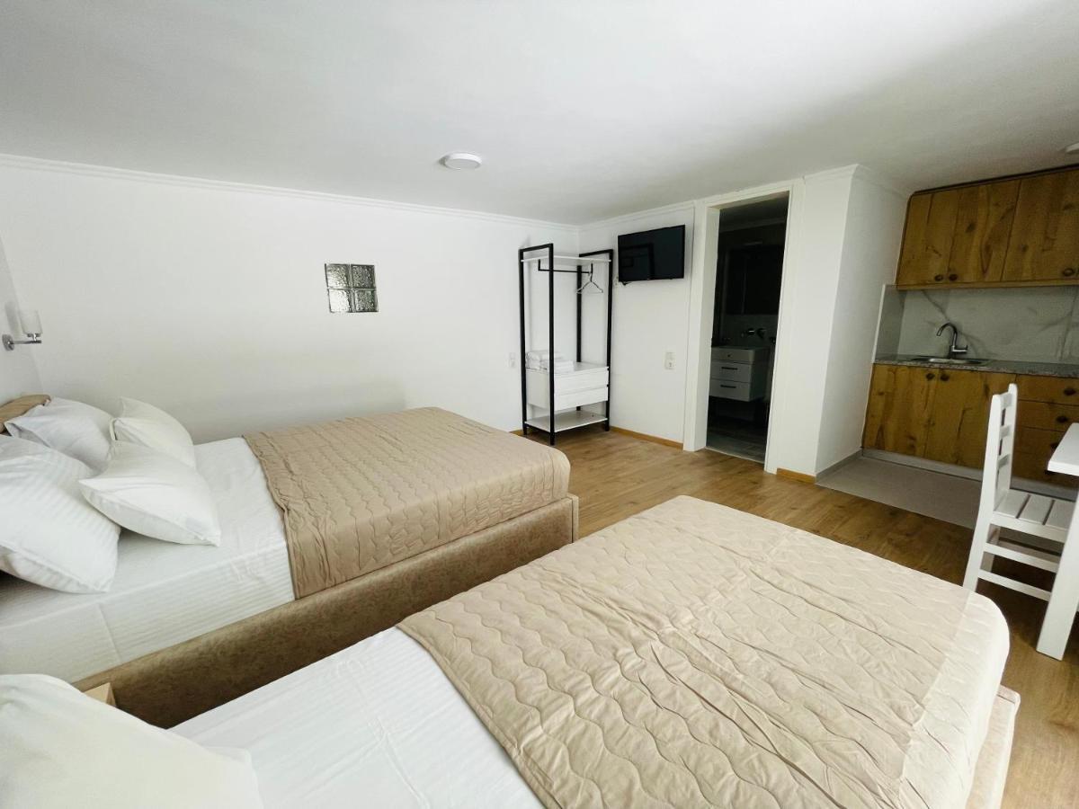 Mpolanos Guesthouse Himare Eksteriør bilde