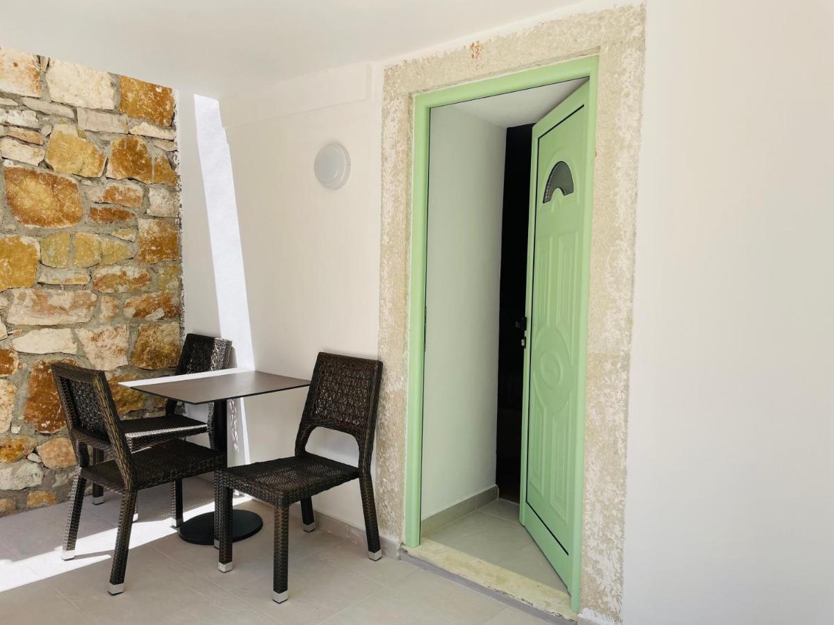 Mpolanos Guesthouse Himare Eksteriør bilde