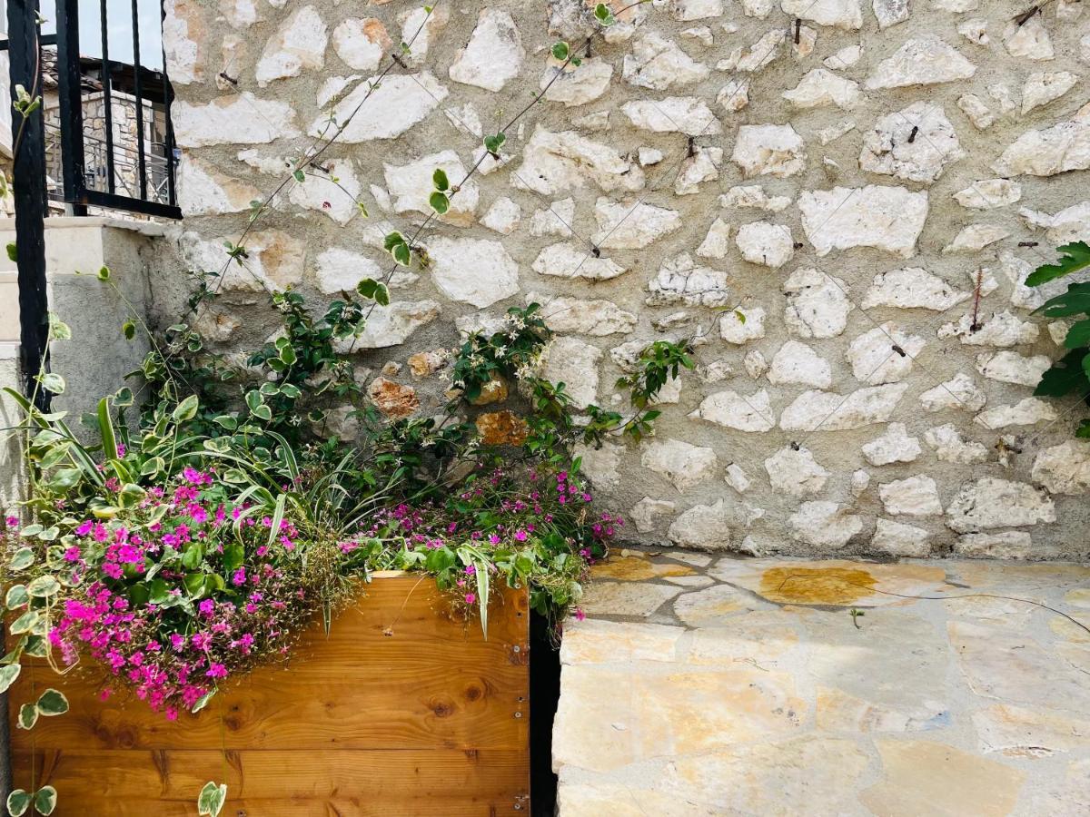 Mpolanos Guesthouse Himare Eksteriør bilde