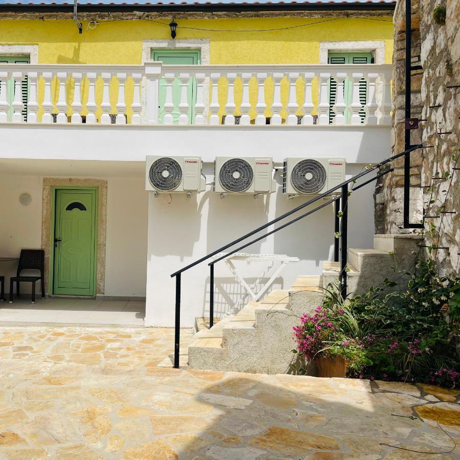 Mpolanos Guesthouse Himare Eksteriør bilde