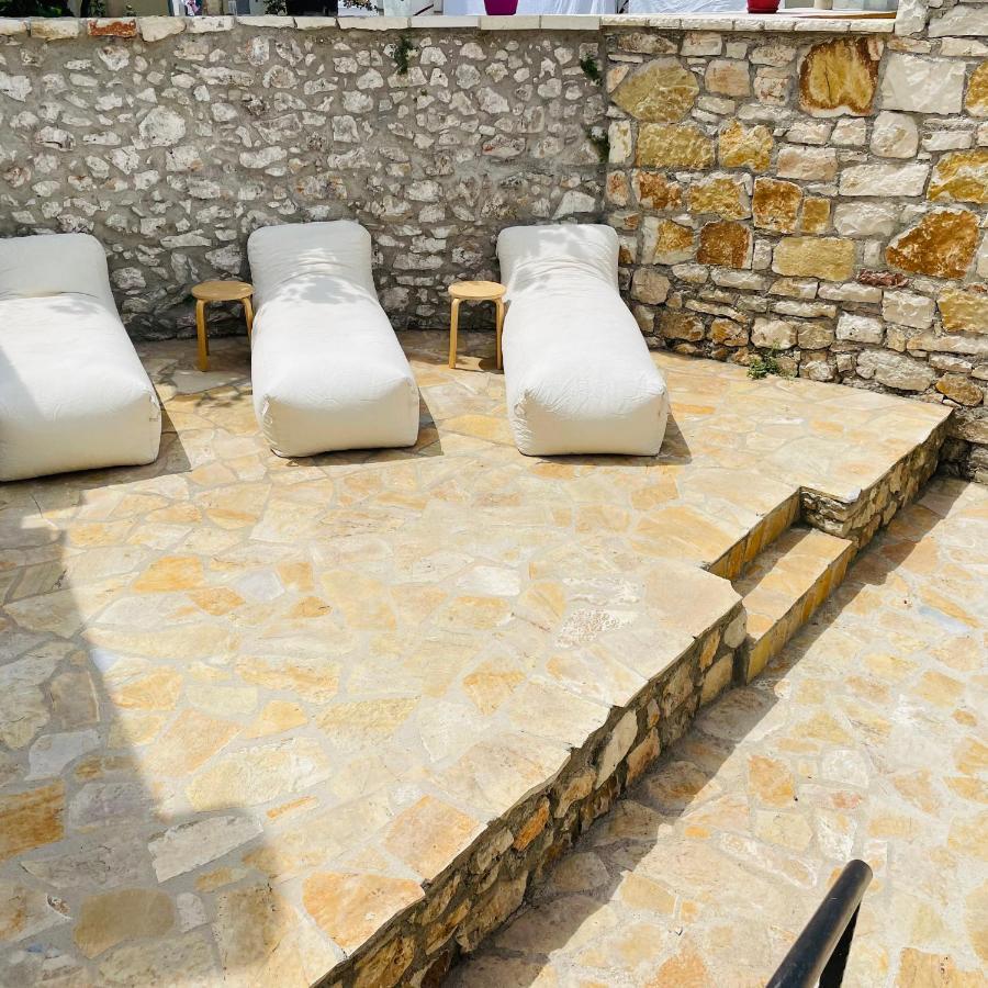 Mpolanos Guesthouse Himare Eksteriør bilde