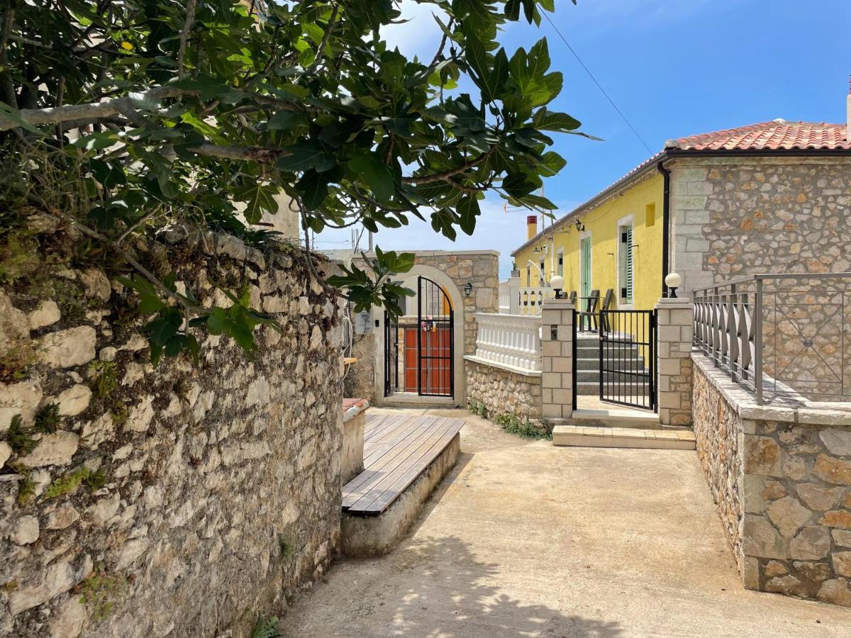 Mpolanos Guesthouse Himare Eksteriør bilde